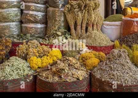 Verschiedene Kräuter und Gewürze Tee auf einem traditionellen türkischen Markt, Türkei. Stockfoto