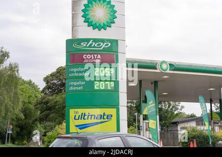 Kent, Großbritannien. 19.. Juni 2022. Die Benzinpreise bleiben an der BP-Tankstelle weiterhin über £2 pro Liter, was die Kraftstoffkosten während der landesweiten Sperrung des Coronavirus 2020 in England verdoppelt. Quelle: Xiu Bao/Alamy Live News Stockfoto