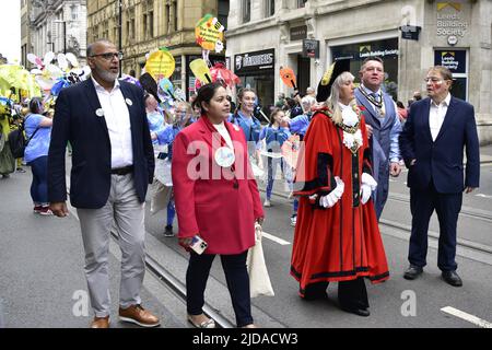 Manchester, Großbritannien, 19.. Juni 2022. (Mitte) der Oberbürgermeister von Manchester, Ratsmitglied Donna Ludford, (2. von rechts) der Oberbürgermeister-Consort, Ratsmitglied Sean McHale, (rechts) Ratsmitglied Pat Karney, Ratsmitglied von Harpurhey und Vorsitzender des Manchester Day, nehmen an der Manchester Day Parade, Manchester, England, Vereinigtes Königreich Teil. Quelle: Terry Waller/Alamy Live News Stockfoto