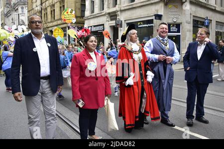 Manchester, Großbritannien, 19.. Juni 2022. (Mitte) der Oberbürgermeister von Manchester, Ratsmitglied Donna Ludford, (2. von rechts) der Oberbürgermeister-Consort, Ratsmitglied Sean McHale, (rechts) Ratsmitglied Pat Karney, Ratsmitglied von Harpurhey und Vorsitzender des Manchester Day, nehmen an der Manchester Day Parade, Manchester, England, Vereinigtes Königreich Teil. Quelle: Terry Waller/Alamy Live News Stockfoto