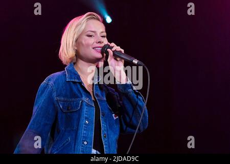 Newport, Großbritannien. 19.. Juni 2022. Nina Lindberg Nesbitt, die schottische Indie-Rocksängerin, spielt live auf der Bühne des Isle of Wight Festivals. Kredit: SOPA Images Limited/Alamy Live Nachrichten Stockfoto
