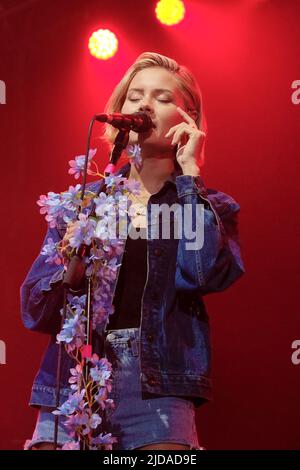 Newport, Großbritannien. 19.. Juni 2022. Nina Lindberg Nesbitt, die schottische Indie-Rocksängerin, spielt live auf der Bühne des Isle of Wight Festivals. Kredit: SOPA Images Limited/Alamy Live Nachrichten Stockfoto