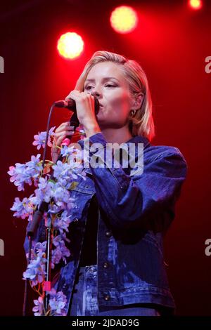 Newport, Großbritannien. 19.. Juni 2022. Nina Lindberg Nesbitt, die schottische Indie-Rocksängerin, spielt live auf der Bühne des Isle of Wight Festivals. Kredit: SOPA Images Limited/Alamy Live Nachrichten Stockfoto