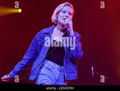 Newport, Großbritannien. 19.. Juni 2022. Nina Lindberg Nesbitt, die schottische Indie-Rocksängerin, spielt live auf der Bühne des Isle of Wight Festivals. Kredit: SOPA Images Limited/Alamy Live Nachrichten Stockfoto