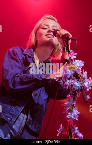 Newport, Großbritannien. 19.. Juni 2022. Nina Lindberg Nesbitt, die schottische Indie-Rocksängerin, spielt live auf der Bühne des Isle of Wight Festivals. Kredit: SOPA Images Limited/Alamy Live Nachrichten Stockfoto