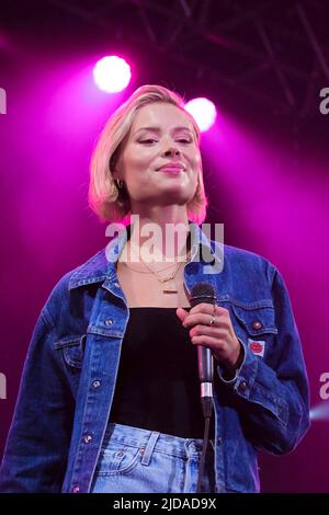 Newport, Großbritannien. 19.. Juni 2022. Nina Lindberg Nesbitt, die schottische Indie-Rocksängerin, spielt live auf der Bühne des Isle of Wight Festivals. Kredit: SOPA Images Limited/Alamy Live Nachrichten Stockfoto