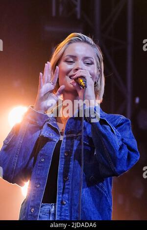Newport, Großbritannien. 19.. Juni 2022. Nina Lindberg Nesbitt, die schottische Indie-Rocksängerin, spielt live auf der Bühne des Isle of Wight Festivals. Kredit: SOPA Images Limited/Alamy Live Nachrichten Stockfoto