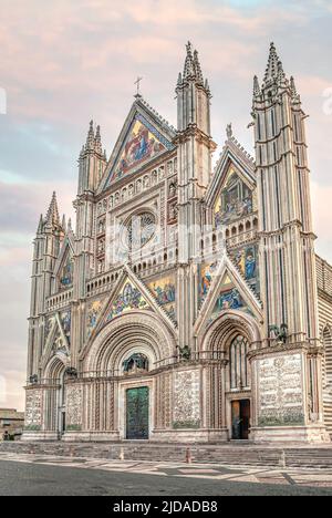 Vordereingang zur Kathedrale von Orvieto (Duomo di Orvieto), Orvieto, Umbrien, Italien Stockfoto