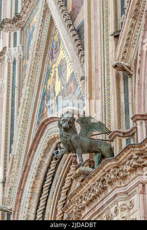 Architektonisches Detail in der Kathedrale von Orvieto (Duomo di Orvieto), einem großen 14.-Jahrhundert, Italien Stockfoto