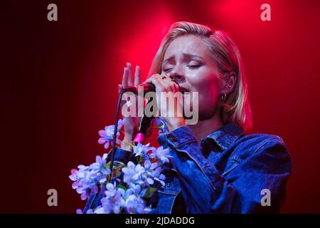 Newport, Großbritannien. 19.. Juni 2022. Nina Lindberg Nesbitt, die schottische Indie-Rocksängerin, spielt live auf der Bühne des Isle of Wight Festivals. Kredit: SOPA Images Limited/Alamy Live Nachrichten Stockfoto