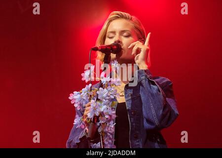 Newport, Großbritannien. 19.. Juni 2022. Nina Lindberg Nesbitt, die schottische Indie-Rocksängerin, spielt live auf der Bühne des Isle of Wight Festivals. Kredit: SOPA Images Limited/Alamy Live Nachrichten Stockfoto