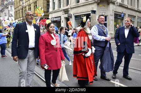 Manchester, Großbritannien, 19.. Juni 2022. (Mitte) der Oberbürgermeister von Manchester, Ratsmitglied Donna Ludford, (2. von rechts) der Oberbürgermeister-Consort, Ratsmitglied Sean McHale, (rechts) Ratsmitglied Pat Karney, Ratsmitglied von Harpurhey und Vorsitzender des Manchester Day, nehmen an der Manchester Day Parade, Manchester, England, Vereinigtes Königreich Teil. Quelle: Terry Waller/Alamy Live News Stockfoto