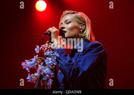 Newport, Großbritannien. 19.. Juni 2022. Nina Lindberg Nesbitt, die schottische Indie-Rocksängerin, spielt live auf der Bühne des Isle of Wight Festivals. (Foto von Dawn Fletcher-Park/SOPA Images/Sipa USA) Quelle: SIPA USA/Alamy Live News Stockfoto