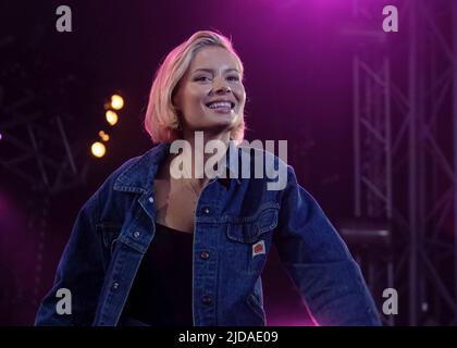 Newport, Großbritannien. 19.. Juni 2022. Nina Lindberg Nesbitt, die schottische Indie-Rocksängerin, spielt live auf der Bühne des Isle of Wight Festivals. (Foto von Dawn Fletcher-Park/SOPA Images/Sipa USA) Quelle: SIPA USA/Alamy Live News Stockfoto