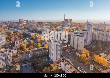 13. Oktober 2021, Ufa, Russland: Stadtgebiet mit Wohnblöcken mit rauchenden Schornsteinen eines thermischen Kraftwerks Stockfoto