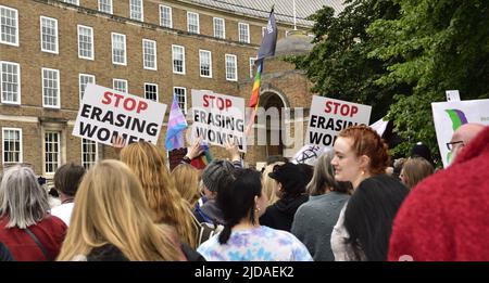 Bristol College Green, Bristol, Großbritannien, 19. Juni 2022, Kundgebung von Frauenrechtsaktivisten mit der Bloggerin und feministischen Organisatorin Kellie-Jay Keen-Minshull und anderen Stockfoto