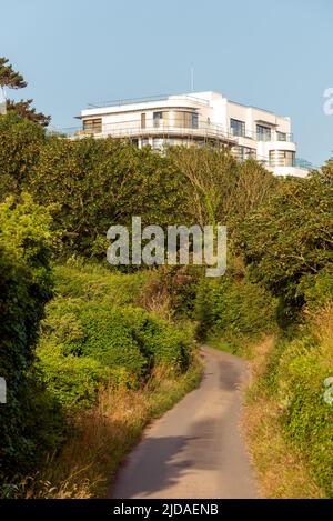 Haus im Art déco-Stil auf einem Hügel in Jersey, Channel Islands Stockfoto