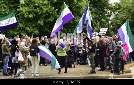 Bristol College Green, Bristol, Großbritannien, 19. Juni 2022, Kundgebung von Frauenrechtsaktivisten mit der Bloggerin und feministischen Organisatorin Kellie-Jay Keen-Minshull und anderen Stockfoto