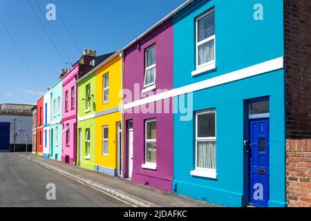 Bunte Häuser, St Kilda Parade, Rainbow Square, Gloucester, Gloucestershire, England, Vereinigtes Königreich Stockfoto