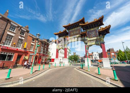 Chinatown Gate in der Nelson Street, Liverpool. Die Struktur ist bekannt als Paifang oder Pailou, ein traditioneller Stil des chinesischen Architekturbogens. VEREINIGTES KÖNIGREICH Stockfoto