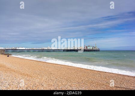 Brighton Palace Pier, denkmalgeschützter Vergnügungssteg an der Strandpromenade von Brighton, berühmtes Wahrzeichen von Brighton, East Sussex, England, Großbritannien Stockfoto