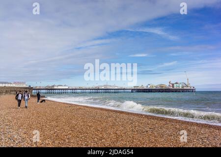 Brighton Palace Pier, denkmalgeschützter Vergnügungssteg an der Strandpromenade von Brighton, berühmtes Wahrzeichen von Brighton, East Sussex, England, Großbritannien Stockfoto