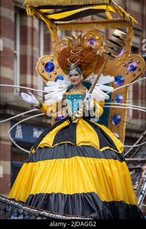 Manchester Day Parade, 19. Juni 2022: Manchester Queen Bee Stockfoto