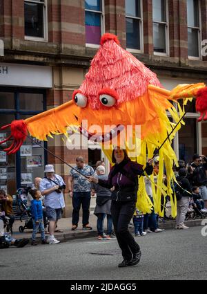 Manchester Day Parade, 19. Juni 2022: Friendly Monster Stockfoto