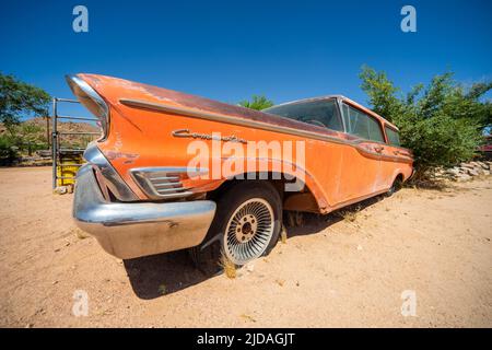Orange Mercury Commuter Car, Hackberry, AZ, Route 66 USA Stockfoto