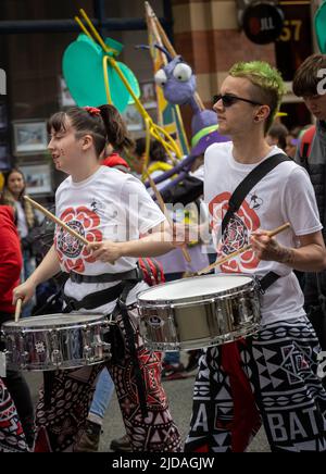 Manchester Day Parade, 19. Juni 2022.. Batala Lancaster Samba Reggae Drumming Band Stockfoto