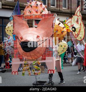 Manchester Day Parade, 19. Juni 2022: Faschingsschwein mit Maske Stockfoto