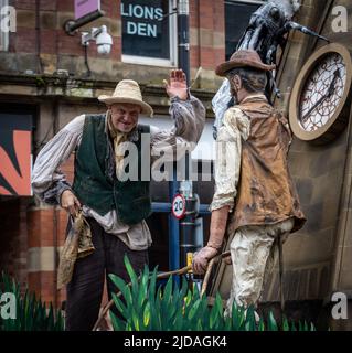 Manchester Day Parade, 19. Juni 2022: Glücklicher Arbeiter winkt Stockfoto