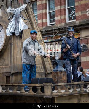 Manchester Day Parade, 19. Juni 2022: Arbeiter hageln auf einen Amboss Stockfoto