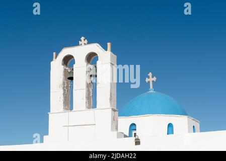 Glockenturm und Kuppel der orthodoxen Kirche Stockfoto