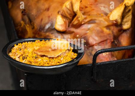 Typisches Tolimense Lechona mit Reis - typisch kolumbianisches Gericht Stockfoto