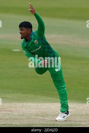 CHESTER LE STREET, GROSSBRITANNIEN. JUN 19. Rehan Ahmed bowelt während des Vitality T20 Blast-Spiels zwischen dem Durham County Cricket Club und dem Leicestershire County Cricket Club am Sonntag, dem 19.. Juni 2022 im Seat Unique Riverside, Chester le Street. (Kredit: Will Matthews | MI News) Kredit: MI News & Sport /Alamy Live News Stockfoto