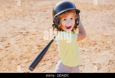 Kind hält einen Baseballschläger. Pitcher Kind im Begriff, in Jugend-Baseballspielen zu werfen. Stockfoto