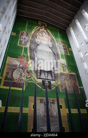 Blick auf Christus in Herrlichkeit in der Tetramorph, Wandteppich von Graham Sutherland, in der Coventry Cathedral. Stockfoto