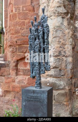 Der ‘Chor der Überlebenden’ von Helmut Heinze am westlichen Ende der Ruinen der Alten Kathedrale von Coventry. Stockfoto