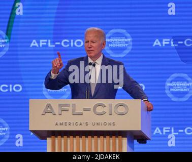 PHILADELPHIA, PA, USA - 14. JUNI 2022: Präsident Joe Biden hält Bemerkungen auf der AFL-CIO Quadrennial Constitutional Convention 29.. Stockfoto