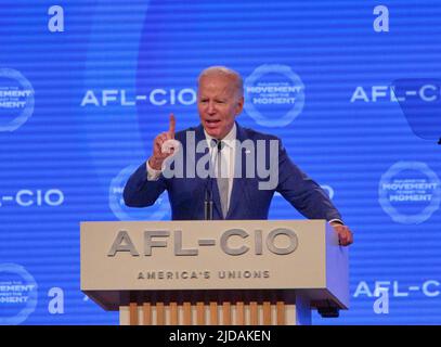 PHILADELPHIA, PA, USA - 14. JUNI 2022: Präsident Joe Biden hält Bemerkungen auf der AFL-CIO Quadrennial Constitutional Convention 29.. Stockfoto