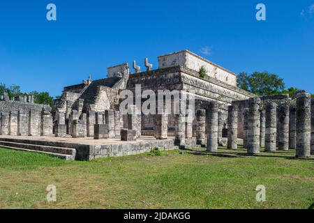 Alte Ruinen des Kriegertempels in Chichen Itza, Mexiko. Stockfoto