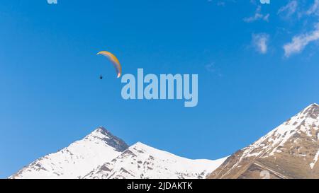 Paragliding über die schneebedeckten Kaukasus-Berge, Georgien. Hochwertige Fotos Stockfoto