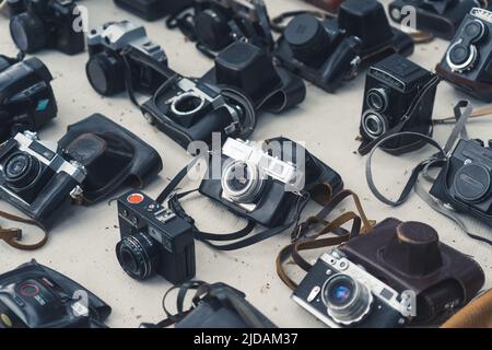 18.05.2022. Tiflis, Georgien. Verschiedene alte Retro-Kameras auf dem Flohmarkt. Hochwertige Fotos Stockfoto