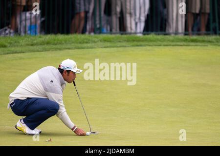 Brookline, Usa. 19.. Juni 2022. Hideki Matsuyama aus Japan stellt sich am Sonntag, den 19. Juni 2022, im Country Club in Brookline, MA, in der Endrunde der United States Open Championship 122. einen Putt auf die 18. Green an. Foto von Matthew Healey/UPI Credit: UPI/Alamy Live News Stockfoto