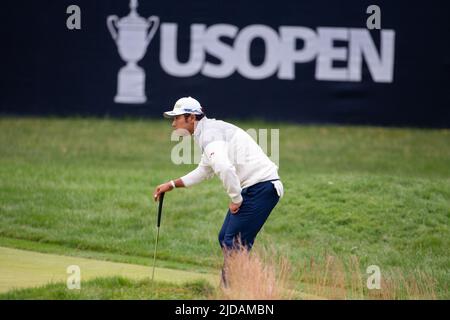 Brookline, Usa. 19.. Juni 2022. Hideki Matsuyama aus Japan stellt sich am Sonntag, den 19. Juni 2022, im Country Club in Brookline, MA, in der Endrunde der United States Open Championship 122. einen Putt auf die 18. Green an. Foto von Matthew Healey/UPI Credit: UPI/Alamy Live News Stockfoto