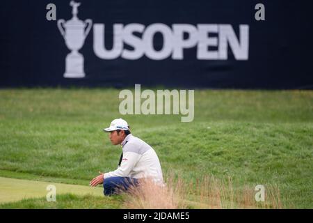 Brookline, Usa. 19.. Juni 2022. Hideki Matsuyama aus Japan stellt sich am Sonntag, den 19. Juni 2022, im Country Club in Brookline, MA, in der Endrunde der United States Open Championship 122. einen Putt auf die 18. Green an. Foto von Matthew Healey/UPI Credit: UPI/Alamy Live News Stockfoto