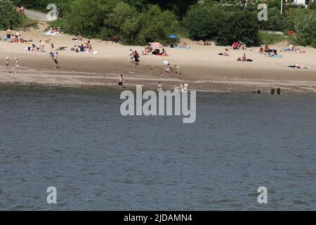 Hamburg, Hamburg, Deutschland. 18.. Juni 2022. Touristen genießen den Strand in Hamburg, Deutschland. Die Touristenmassen sind angestiegen, da Züge und Busse überall im Land verkehren können, nachdem sie in Deutschland 9 Euro pro Monat gekauft haben. (Bild: © Tubal Sapkota/Pacific Press via ZUMA Press Wire) Stockfoto