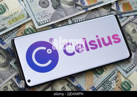 Celsius Krypto-Firmenlogo auf dem Smartphone, das auf den Dollar-Banknoten platziert ist. Stafford, Großbritannien, 19. Juli 2022 Stockfoto