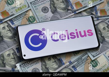 Celsius Krypto-Firmenlogo auf dem Smartphone, das auf den Dollar-Banknoten platziert ist. Stafford, Großbritannien, 19. Juli 2022 Stockfoto